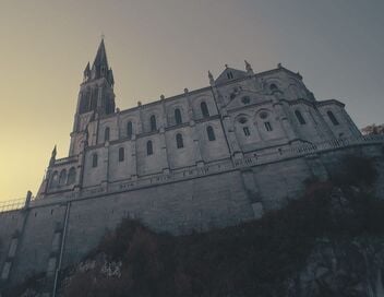 Lourdes, le sanctuaire de la démesure
